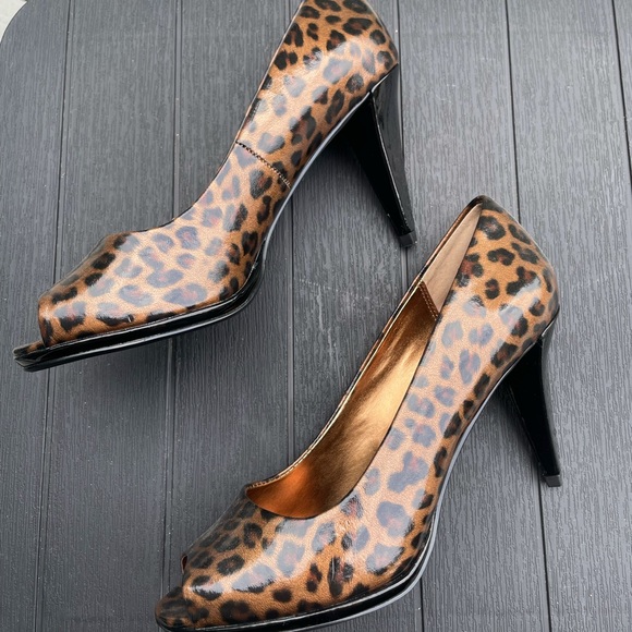 Patent-look animal print peep-toe pumps - Picture 3 of 6